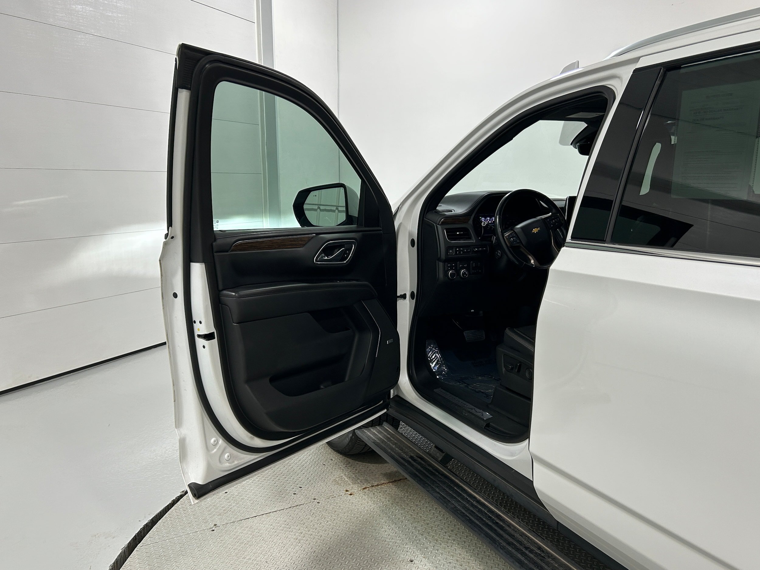 Used 2021 Chevrolet Suburban High Country w/ Premium Package AWD/4WD image 24