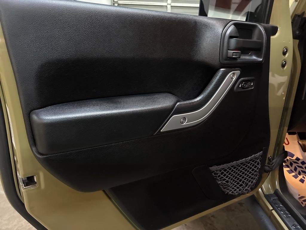 Used 2013 Jeep Wrangler Unlimited Rubicon image 20