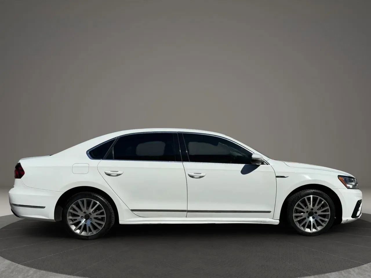 Used 2017 Volkswagen Passat 1.8T R-Line image 4