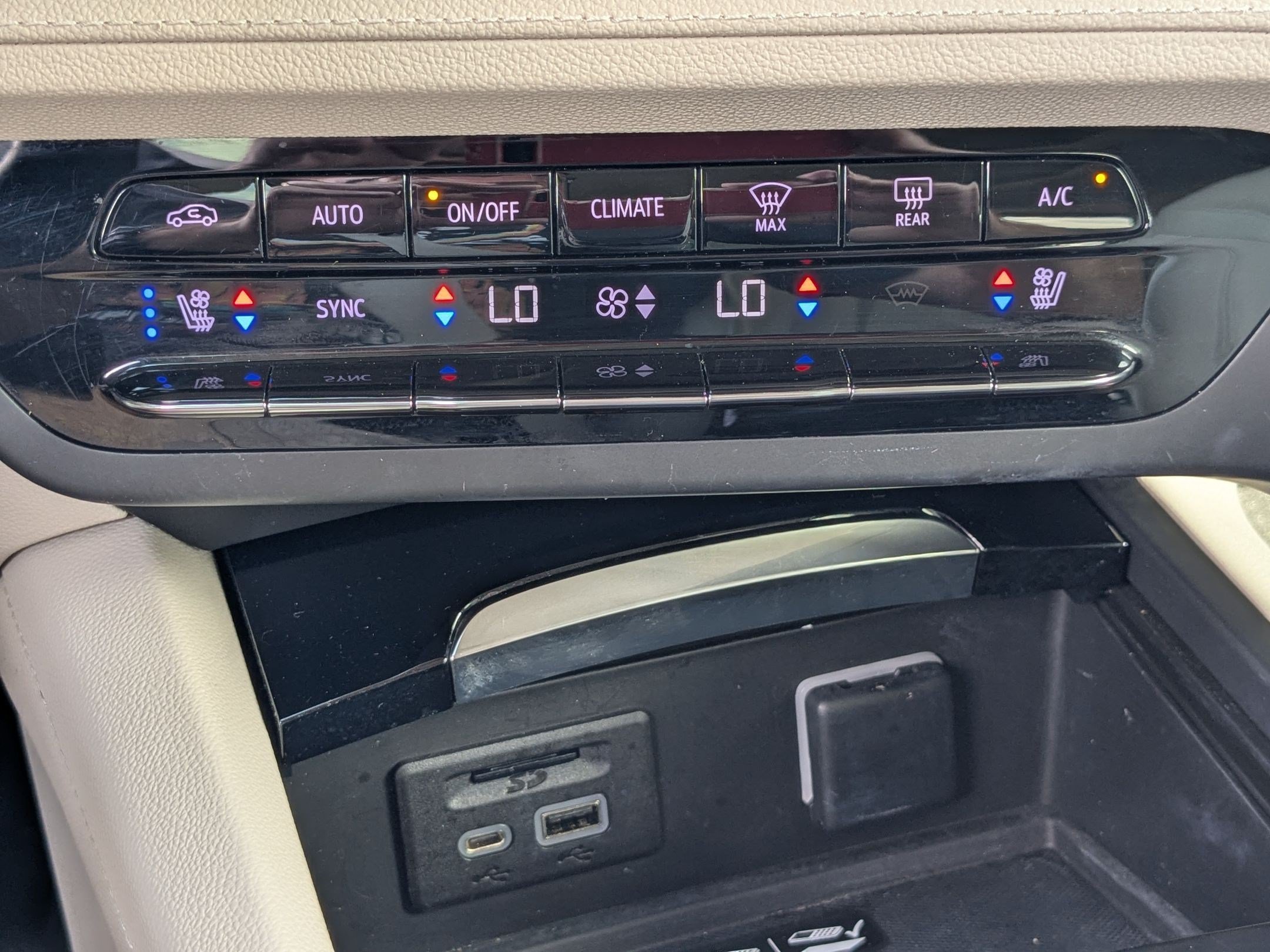 Certified 2022 Buick Envision Avenir w/ Technology Package II AWD/4WD image 27