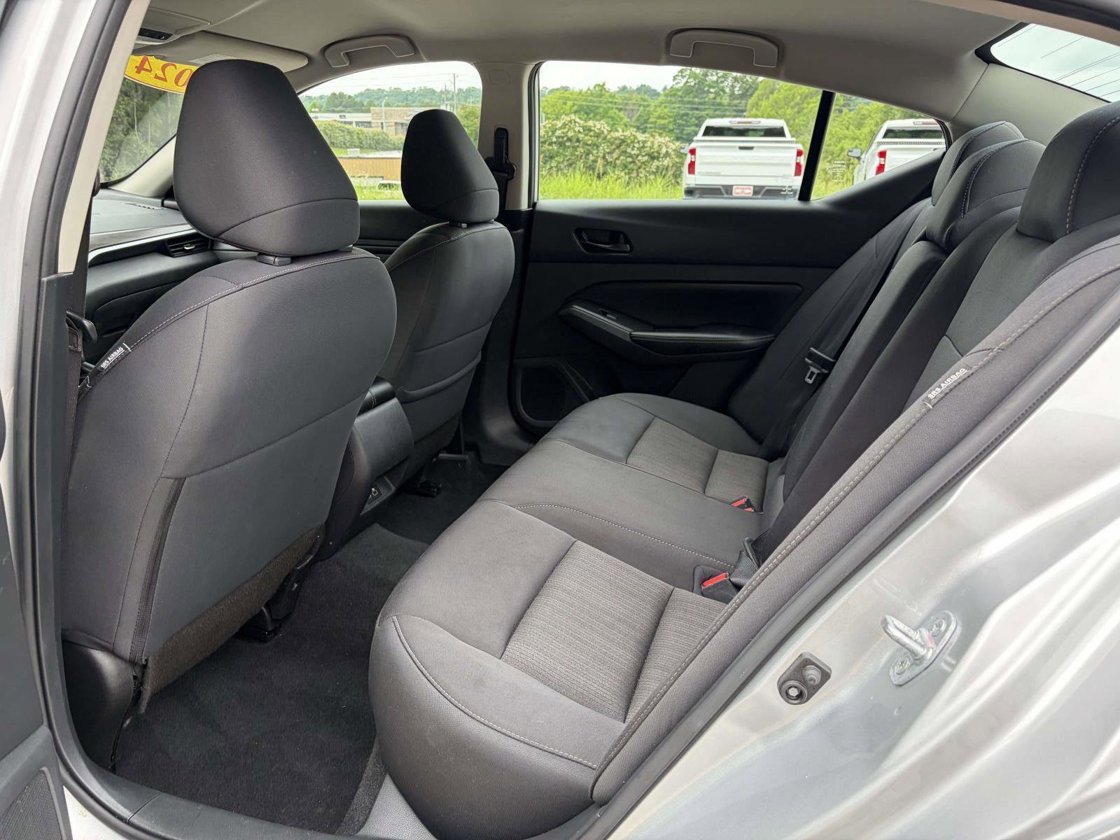 Used 2024 Nissan Altima 2.5 SV FWD image 3