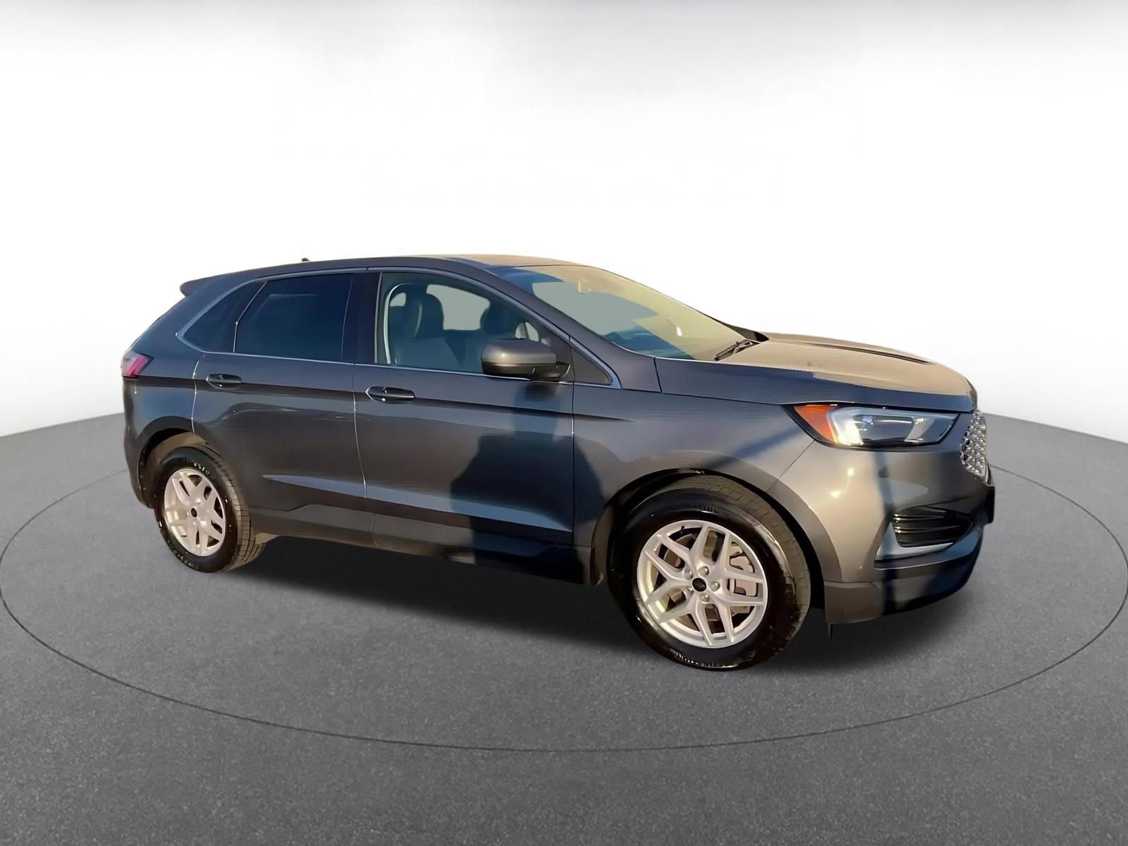 Used 2024 Ford Edge SEL image 2