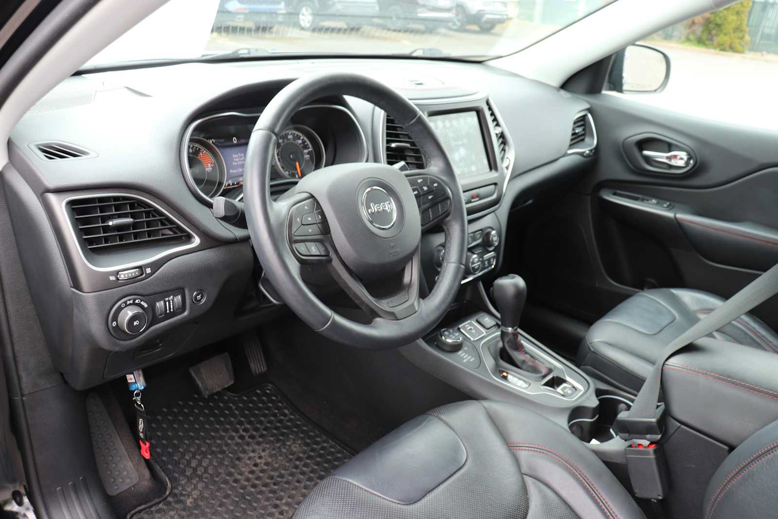 Used 2019 Jeep Cherokee Trailhawk AWD/4WD image 10