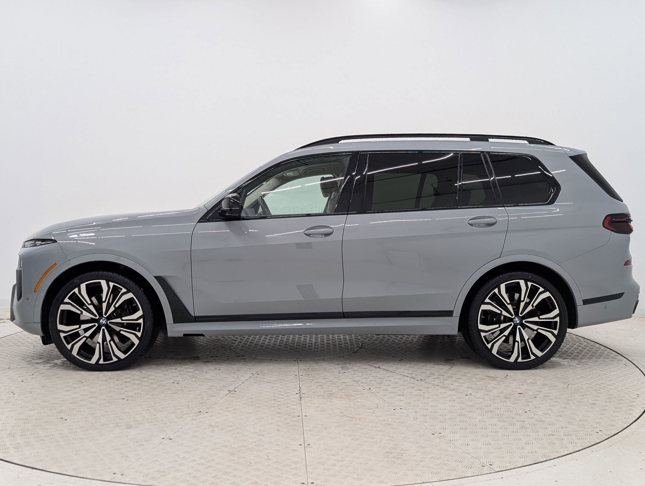 Used 2023 BMW X7 M60i w/ Executive Package image 2