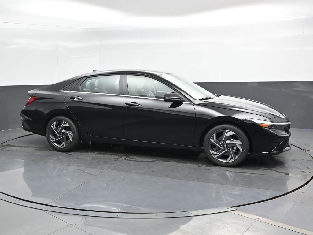 New 2025 Hyundai Elantra Limited image 4