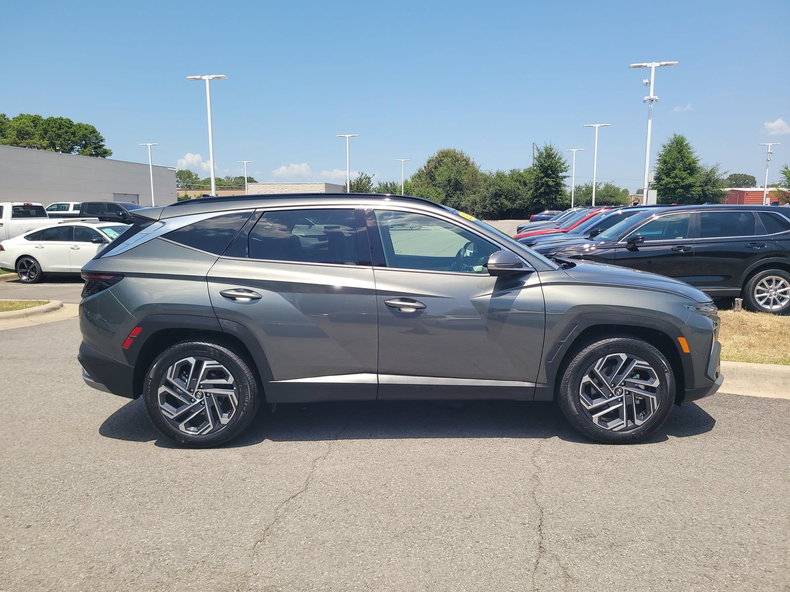 Used 2025 Hyundai Tucson Limited AWD/4WD image 2