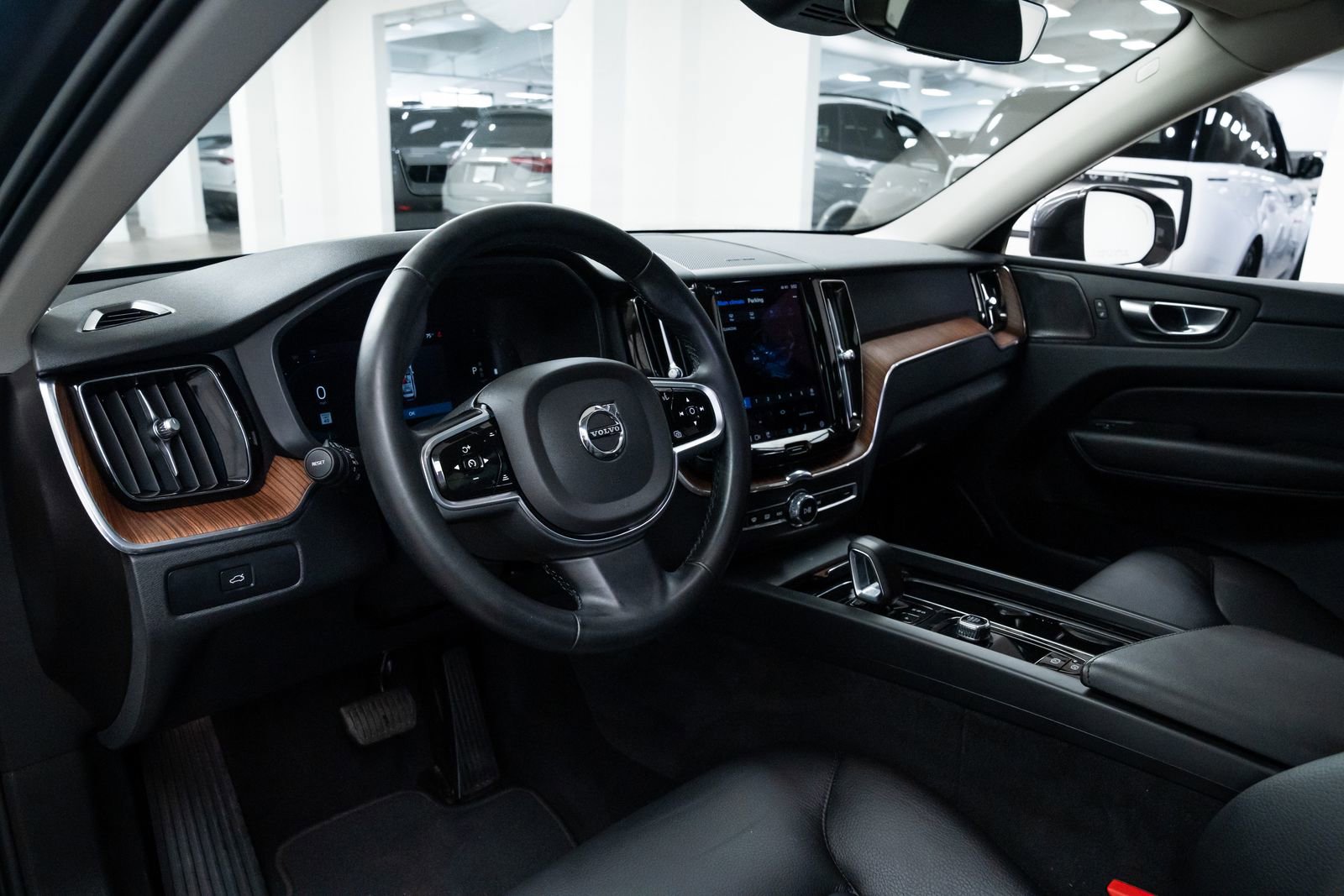 Used 2023 Volvo XC60 B5 Plus AWD/4WD image 19