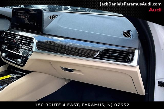 Used 2021 BMW 530e xDrive w/ Premium Package AWD/4WD image 14