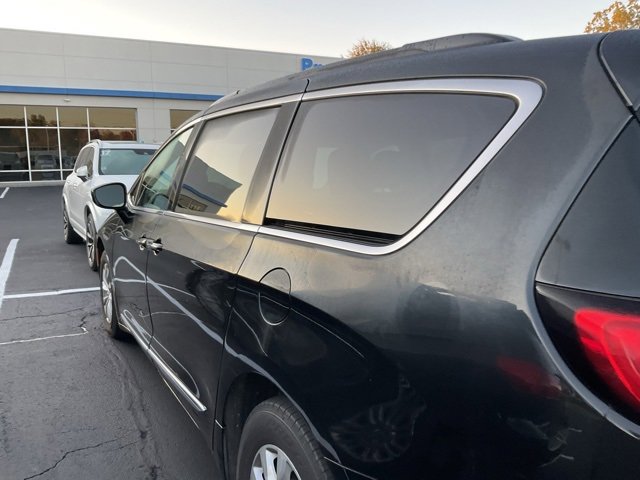 Used 2017 Chrysler Pacifica Touring-L image 9