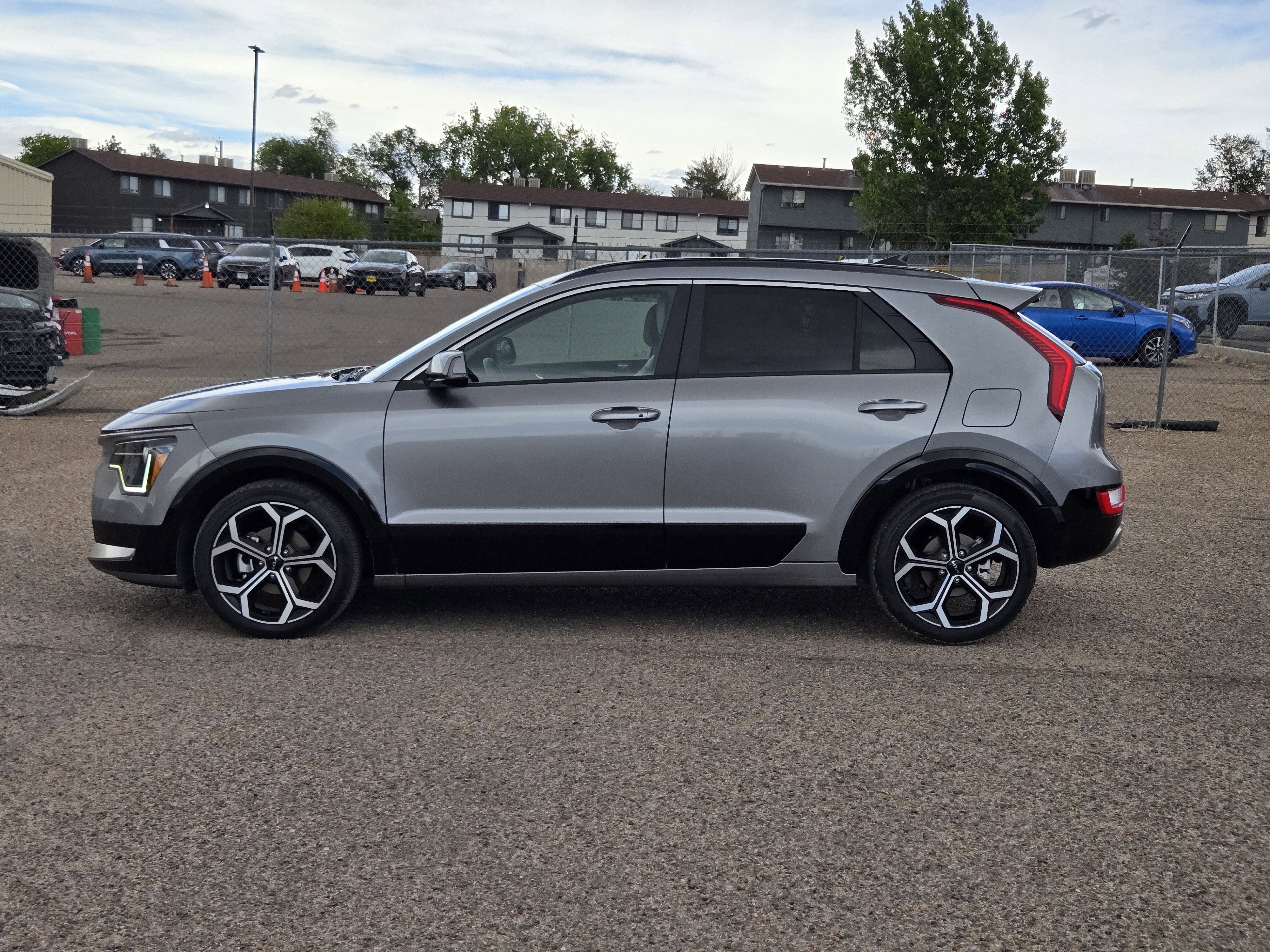 Used 2024 Kia Niro EX Touring FWD image 2