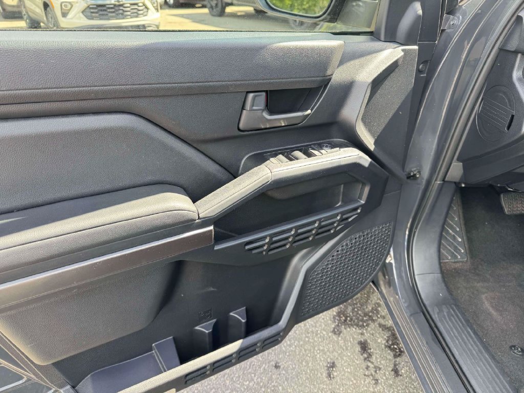Used 2025 Toyota 4Runner SR5 AWD/4WD image 17