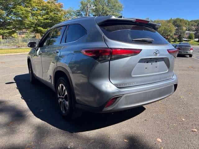 Used 2022 Toyota Highlander XLE AWD/4WD image 6