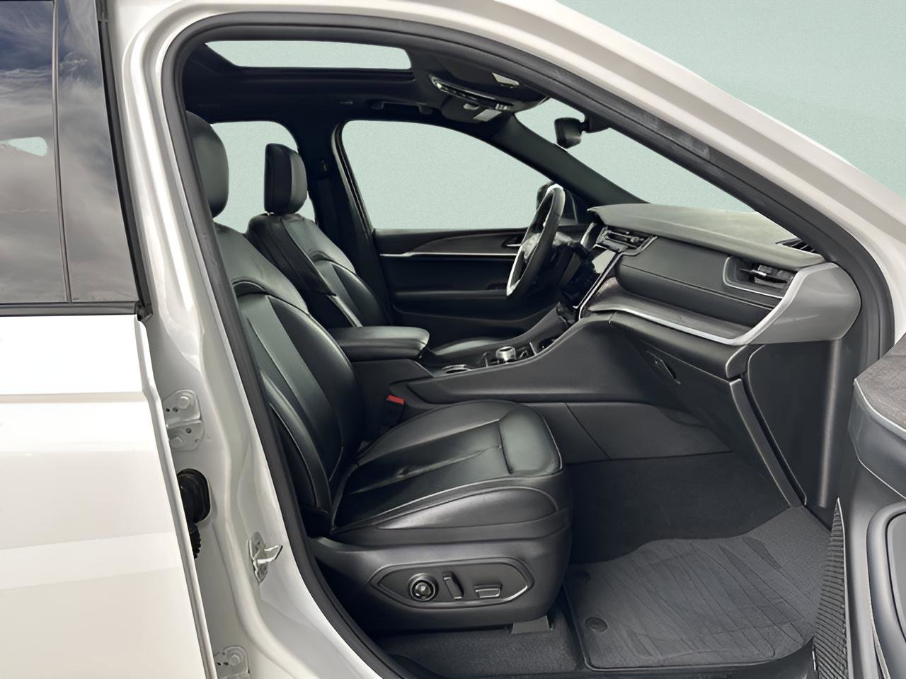 Used 2024 Jeep Grand Cherokee Limited 4xe image 32