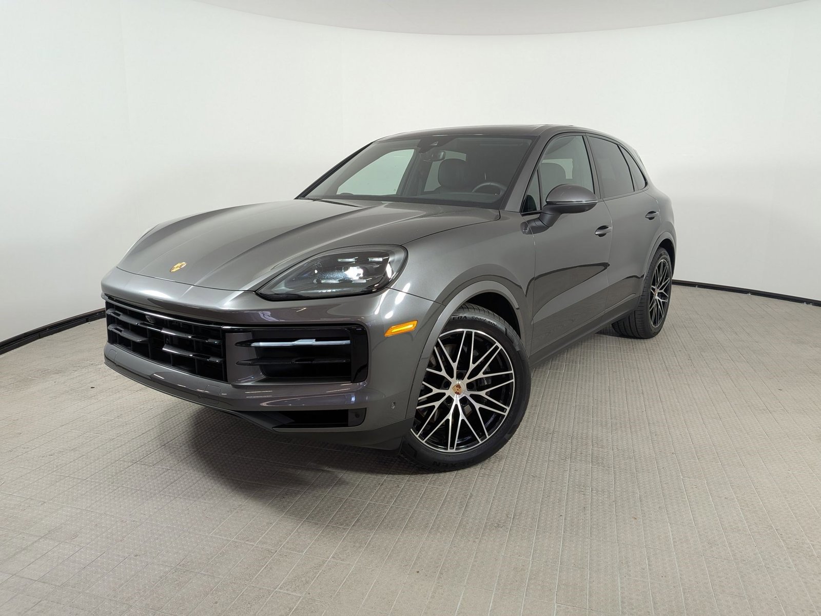 Certified 2025 Porsche Cayenne AWD/4WD image 1
