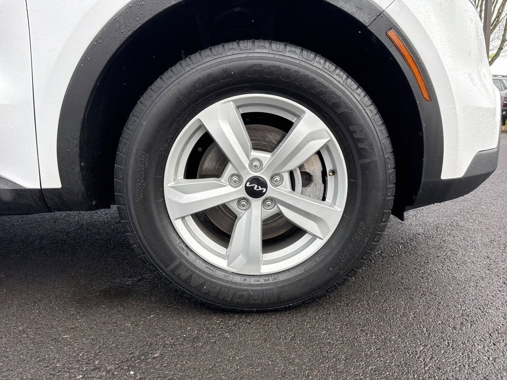 Used 2023 Kia Sorento LX image 9