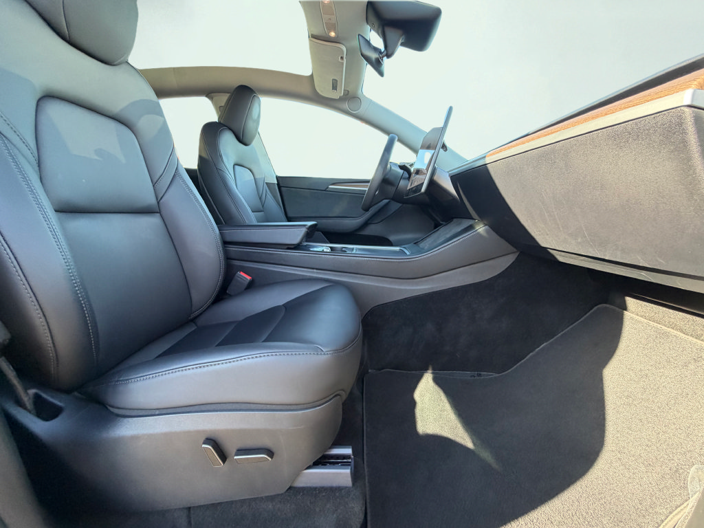 Used 2024 Tesla Model Y Long Range RWD image 33