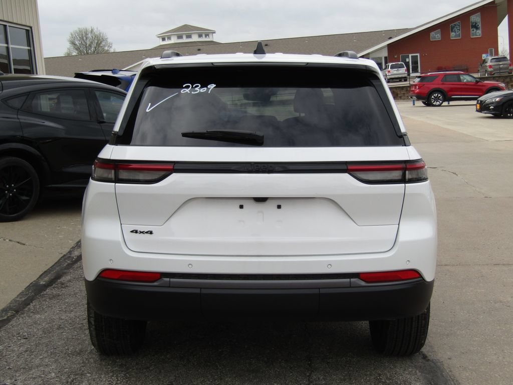 New 2026 Jeep Grand Cherokee Altitude AWD/4WD image 4