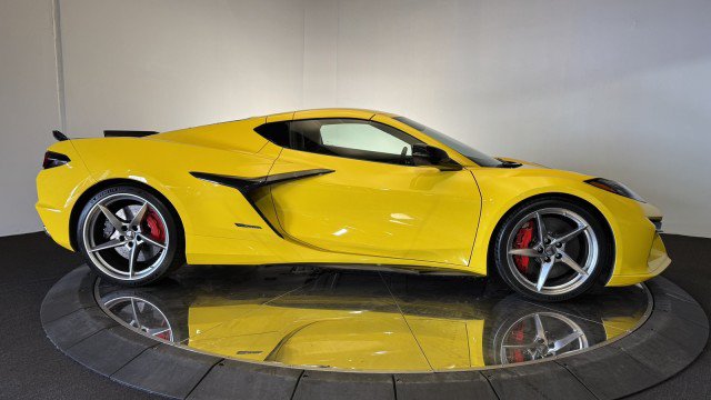 Used 2025 Chevrolet Corvette E-Ray w/ Stealth Interior Trim Package AWD/4WD image 29