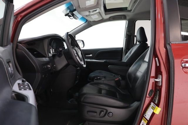 Used 2017 Toyota Sienna SE w/ SE Preferred Package FWD image 15