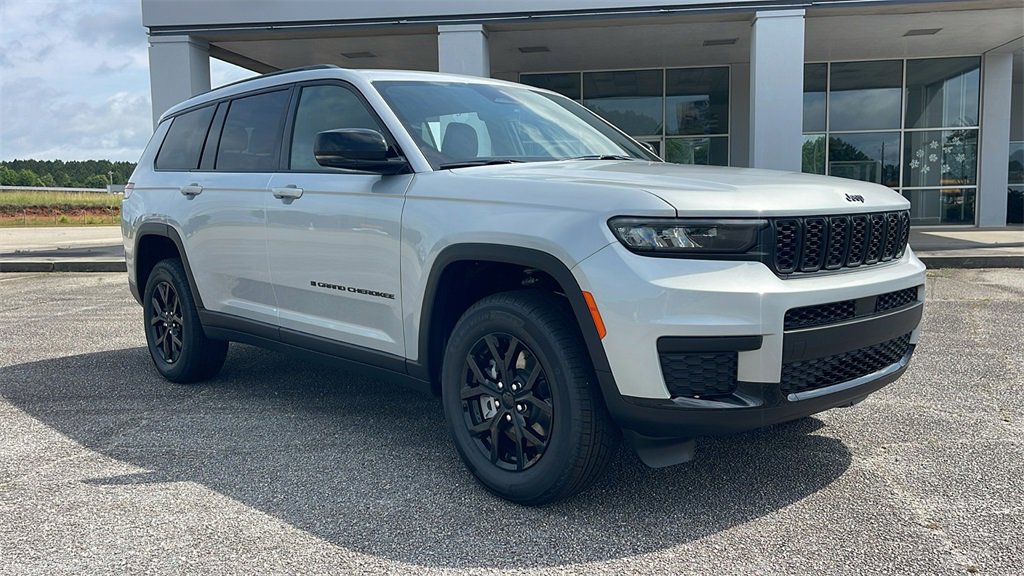 New 2025 Jeep Grand Cherokee L Laredo image 2