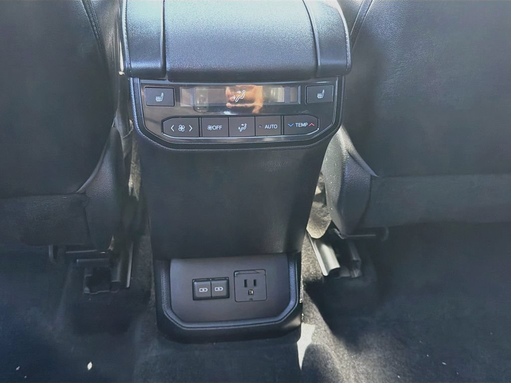 Used 2023 Toyota Highlander Platinum AWD/4WD image 29