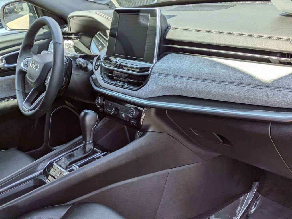 Used 2025 Jeep Compass Latitude image 32