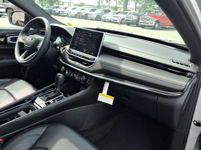 Used 2025 Jeep Compass Limited w/ Sun & Sound Group AWD/4WD image 21
