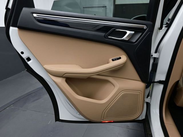 Certified 2023 Porsche Macan image 12