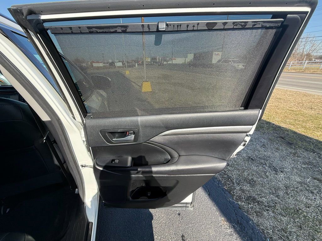 Used 2017 Toyota Highlander SE image 19