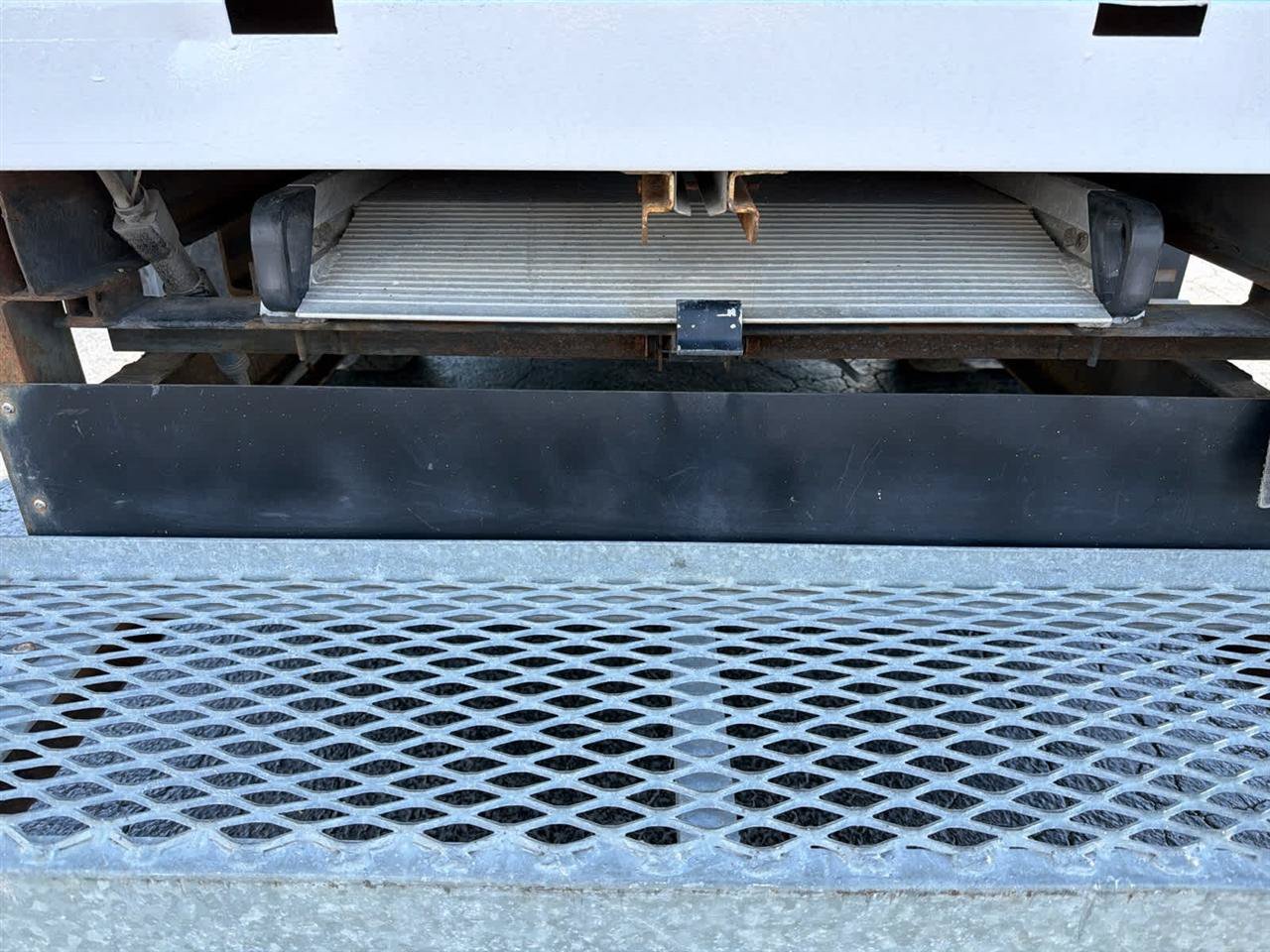 Used 2016 Ford E-450 and Econoline 450 Super Duty w/ Exterior Upgrade Package RWD image 10