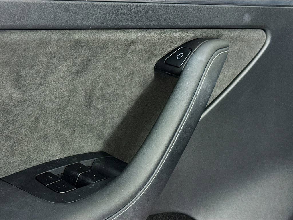 Used 2025 Tesla Model Y Long Range image 19