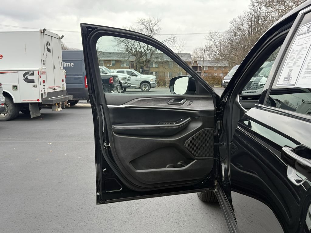 Used 2024 Jeep Grand Cherokee Limited w/ Trailer Tow Package image 12