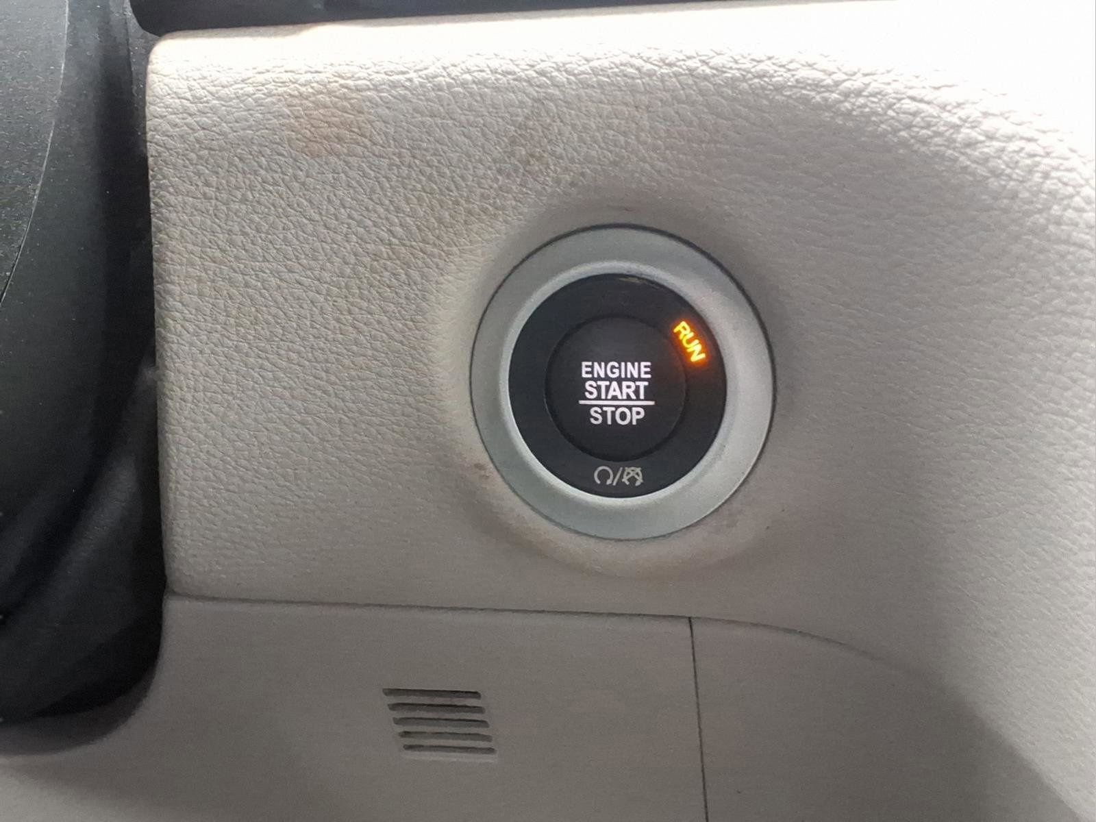 Used 2024 Chrysler Pacifica Select image 12