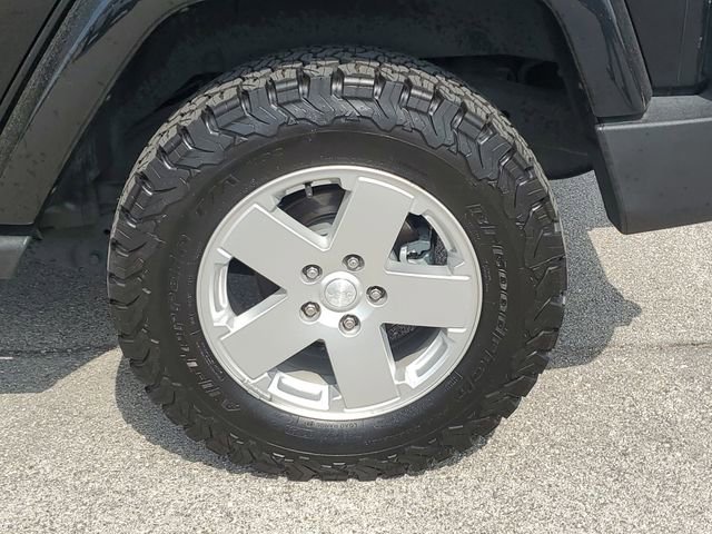 Used 2011 Jeep Wrangler Unlimited Sahara w/ Dual Top Group AWD/4WD image 8