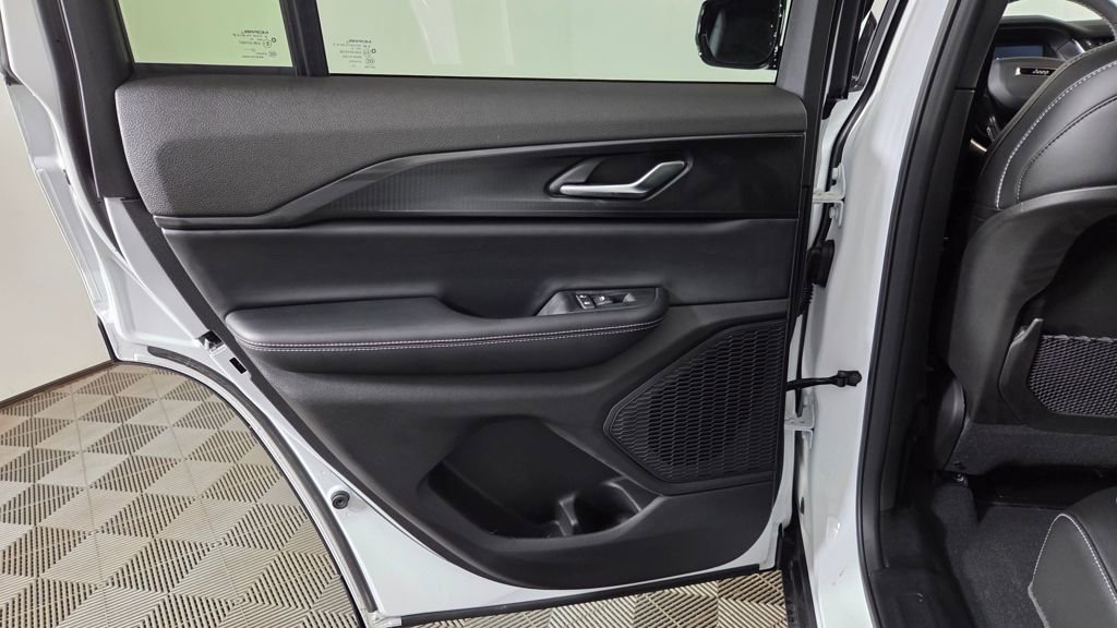 New 2025 Jeep Grand Cherokee Altitude image 28