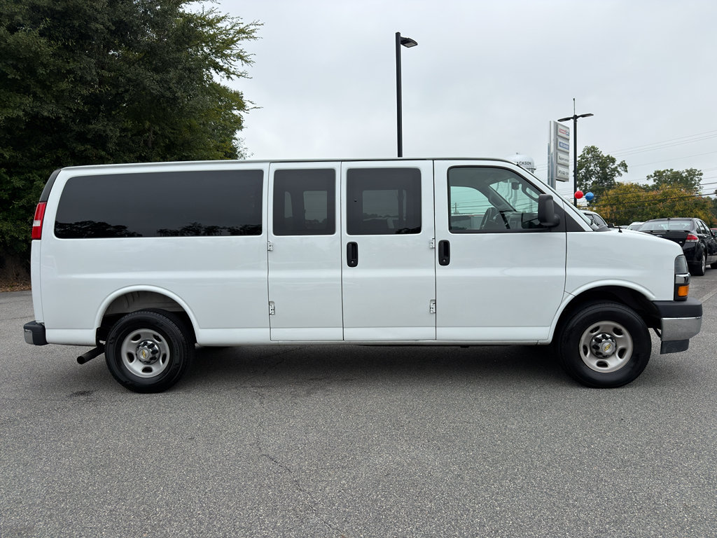 Used 2025 Chevrolet Express 3500 LT w/ LT Preferred Equipment Group RWD image 4