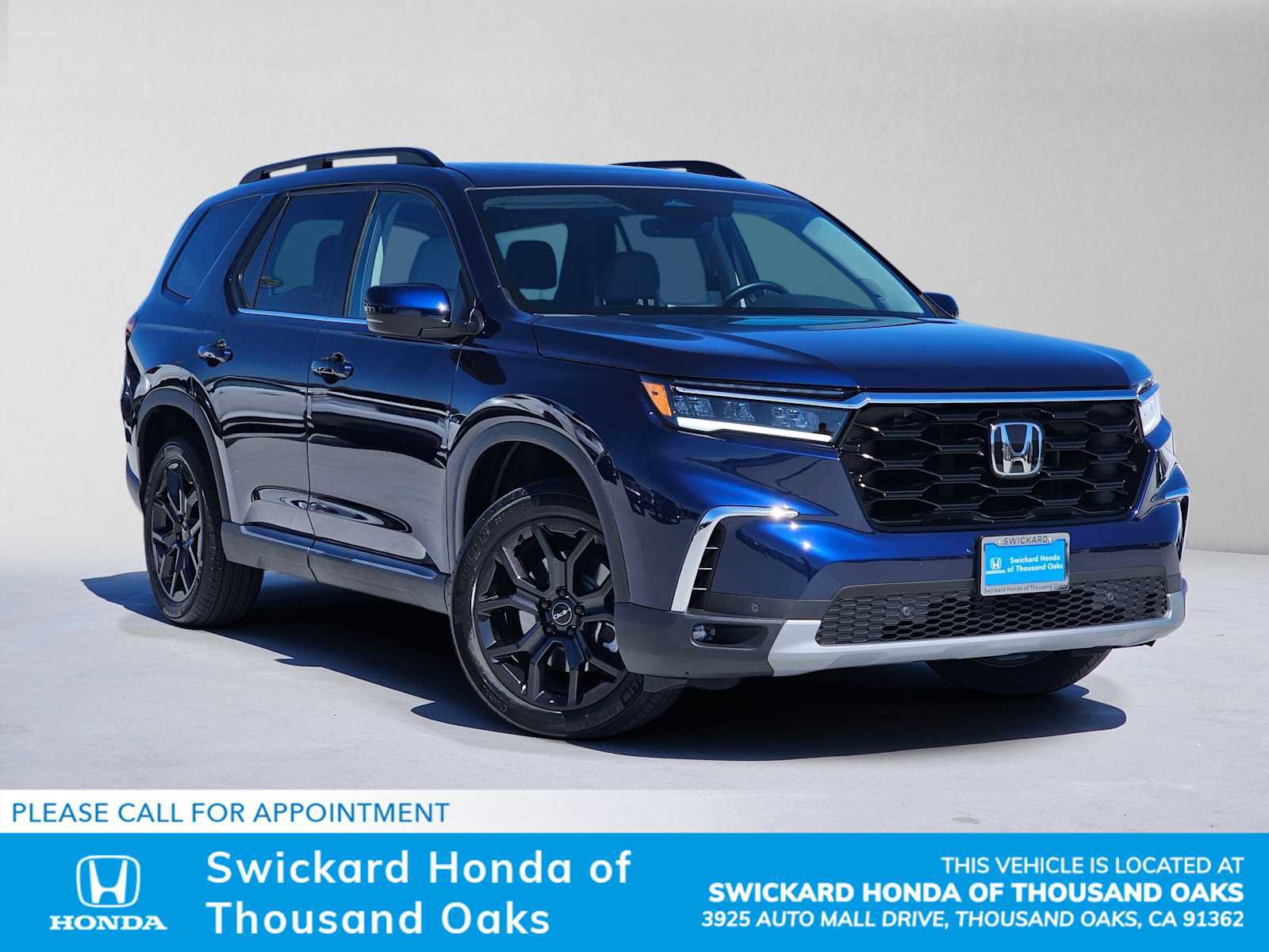 Used 2025 Honda Pilot Touring image 1