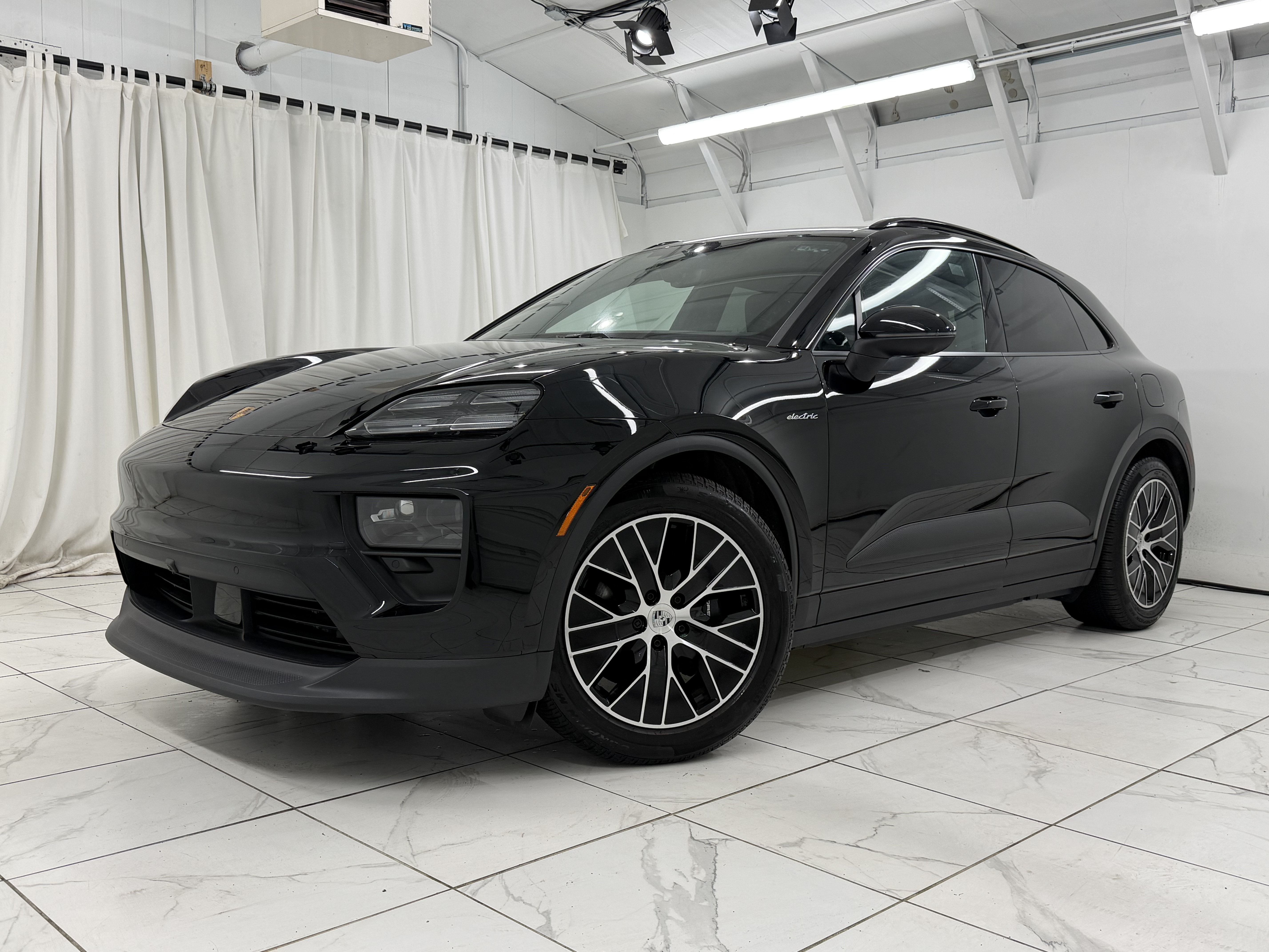 Certified 2025 Porsche Macan Electric RWD image 1