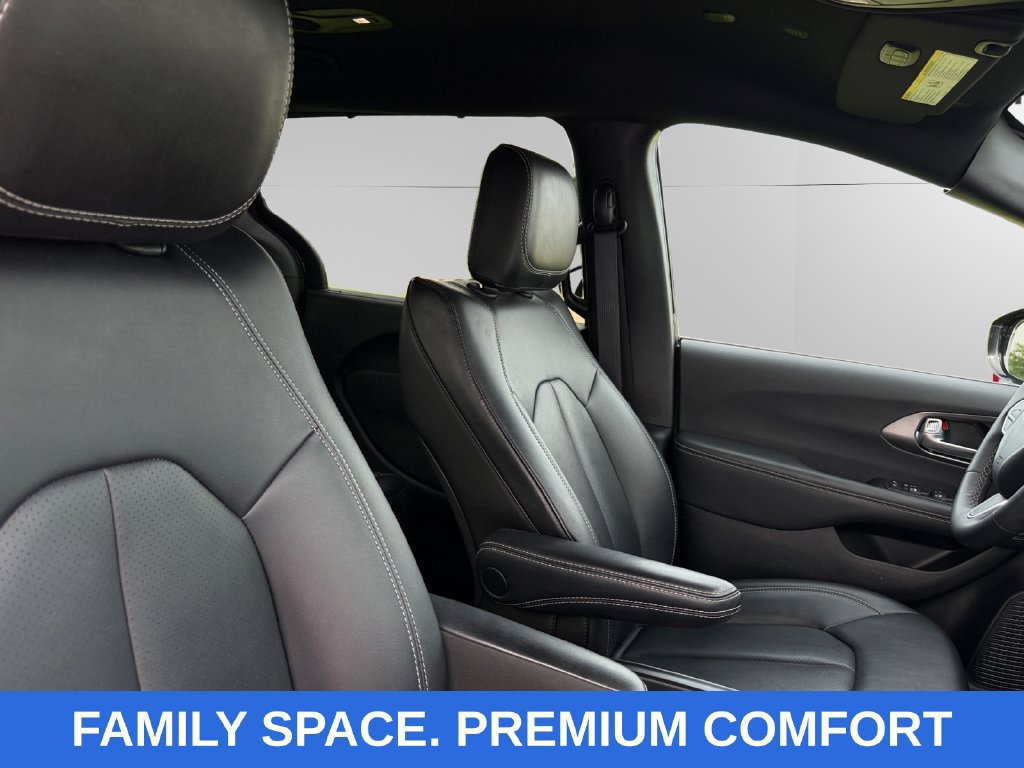 Used 2025 Chrysler Pacifica Select FWD image 13