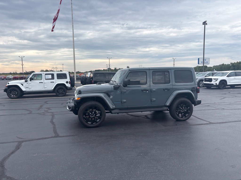 Used 2025 Jeep Wrangler Unlimited Sahara AWD/4WD image 3