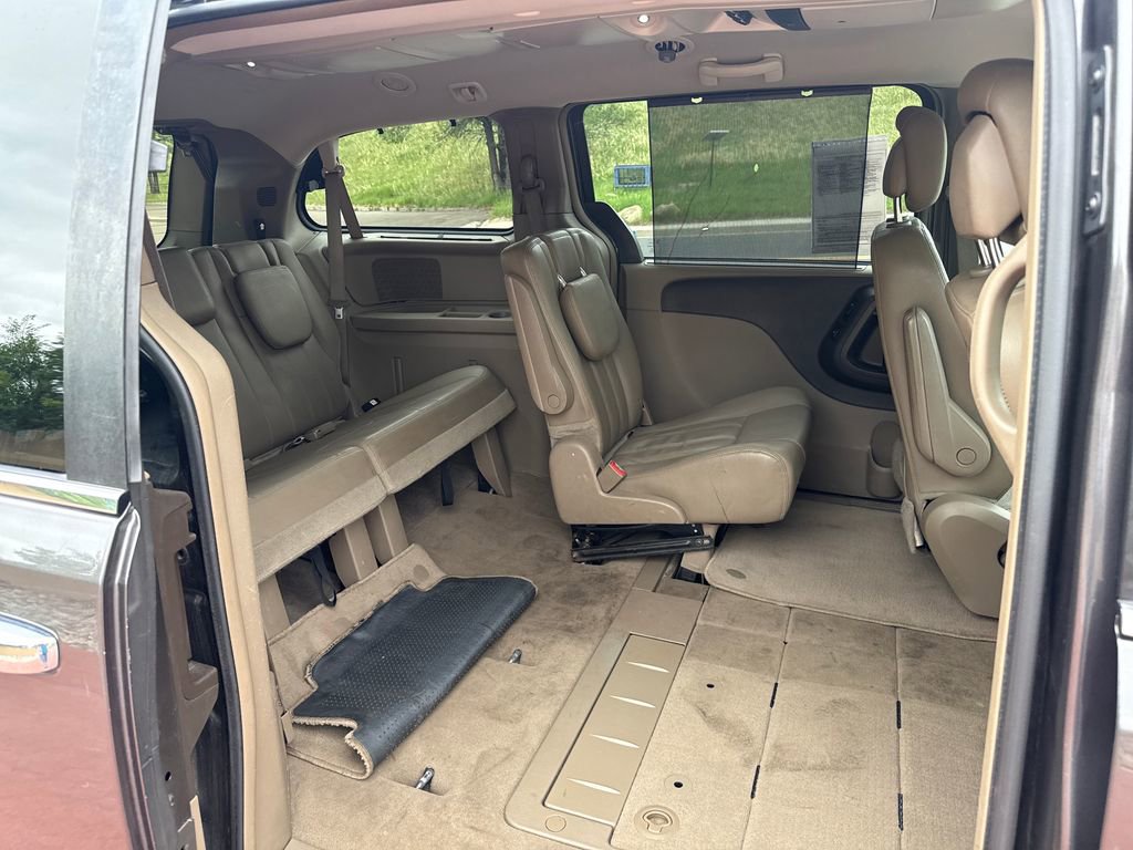 Used 2015 Chrysler Town & Country Touring-L w/ Driver Convenience Group FWD image 29