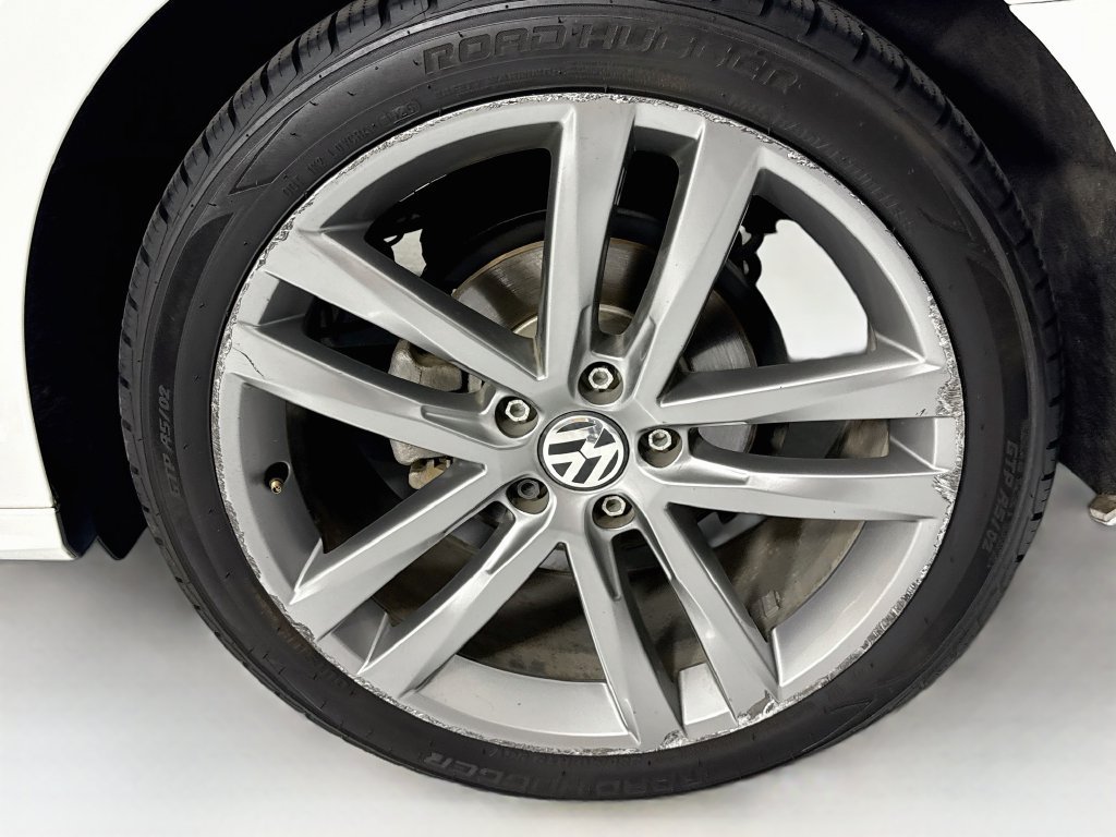 Used 2018 Volkswagen Passat 2.0T R-Line w/ R-Line Lighting Package FWD image 31
