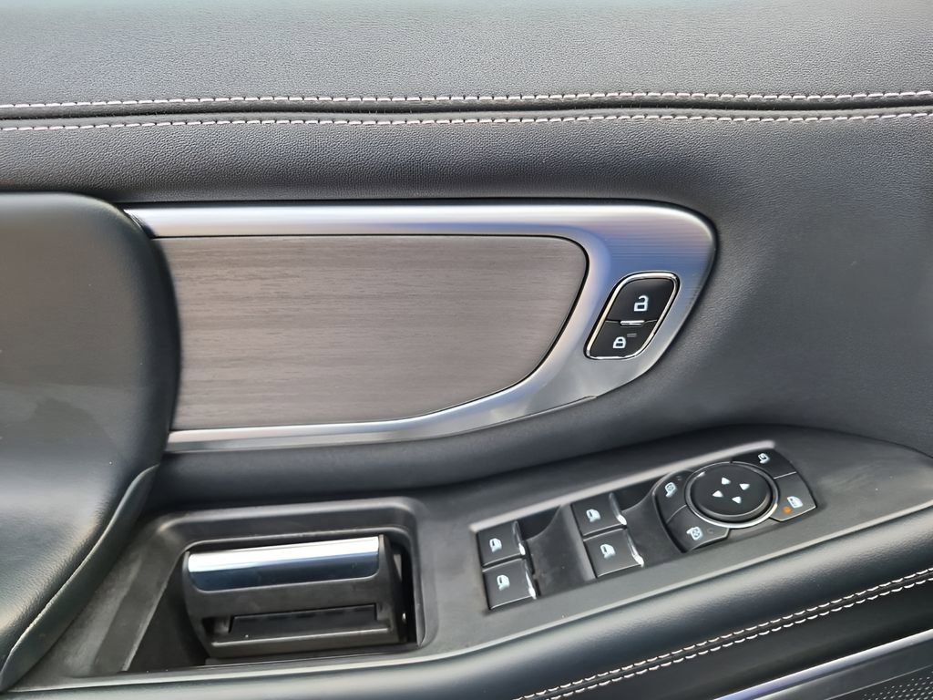 Used 2025 Ford Expedition Platinum image 27