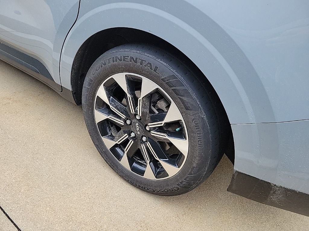 Used 2024 Kia Carnival EX image 4