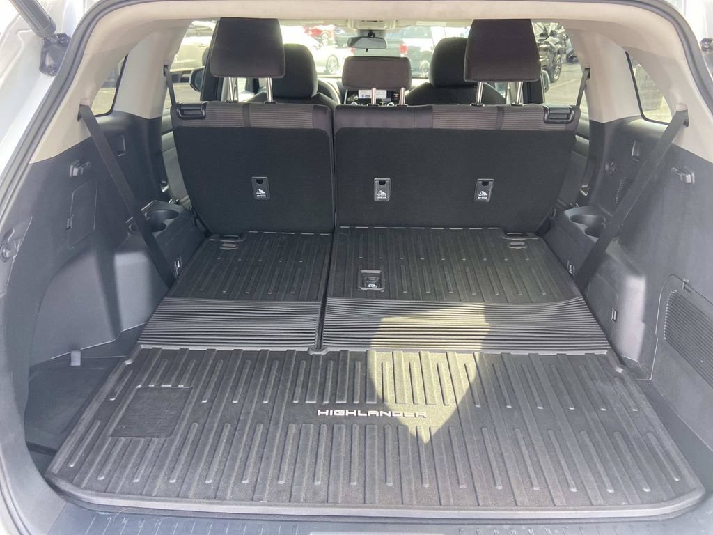 Used 2023 Toyota Highlander LE FWD image 11