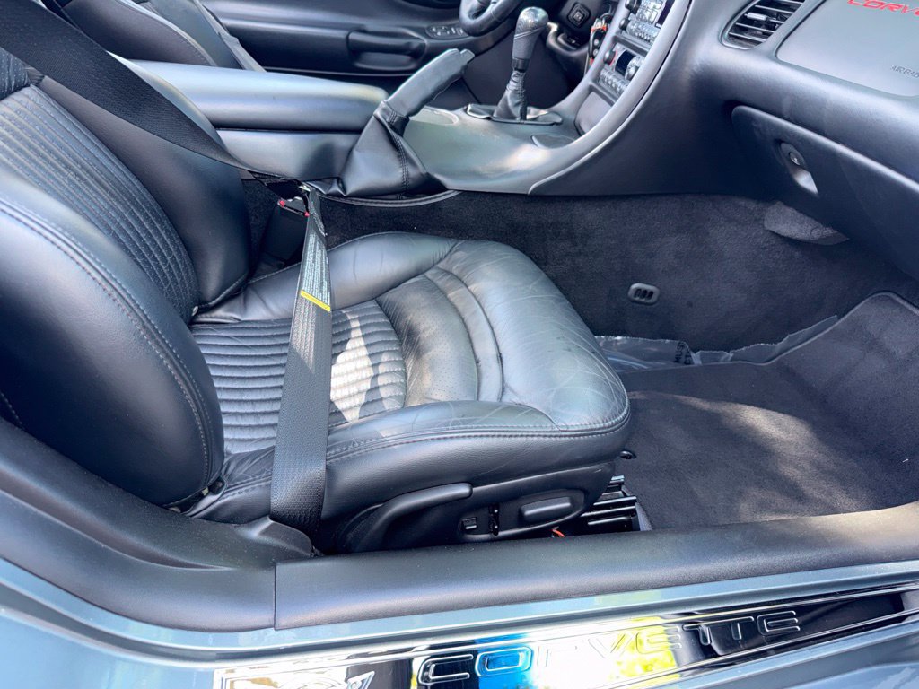 Used 2004 Chevrolet Corvette Convertible w/ Preferred Equipment Group RWD image 17