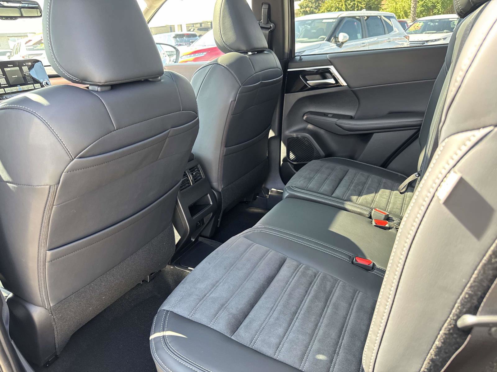 New 2025 Mitsubishi Outlander 4WD Plug-In Hybrid image 12