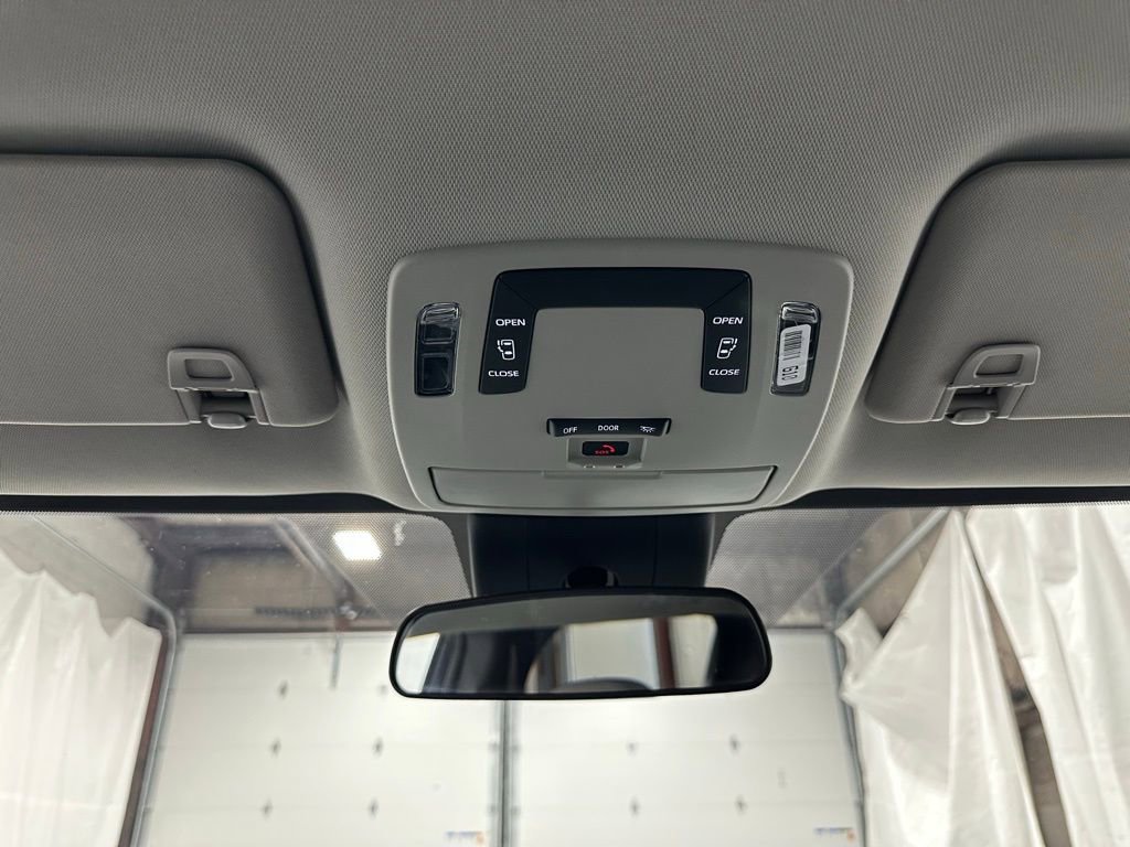 Used 2025 Toyota Sienna LE FWD image 41