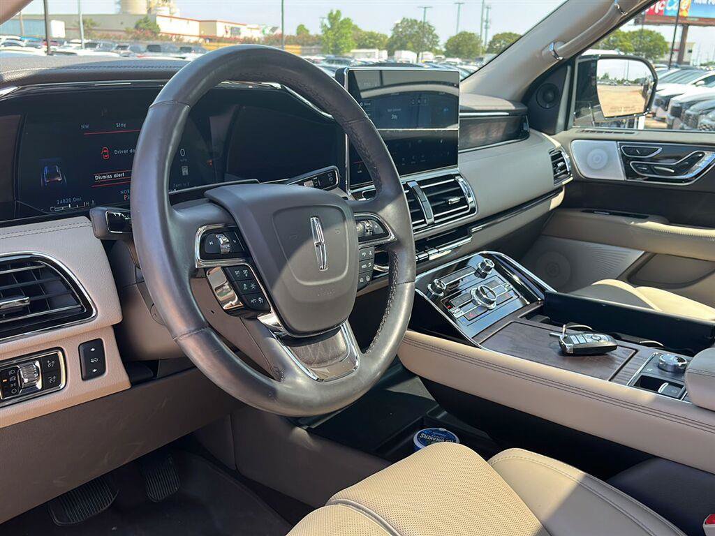 Used 2024 Lincoln Navigator Reserve AWD/4WD image 4