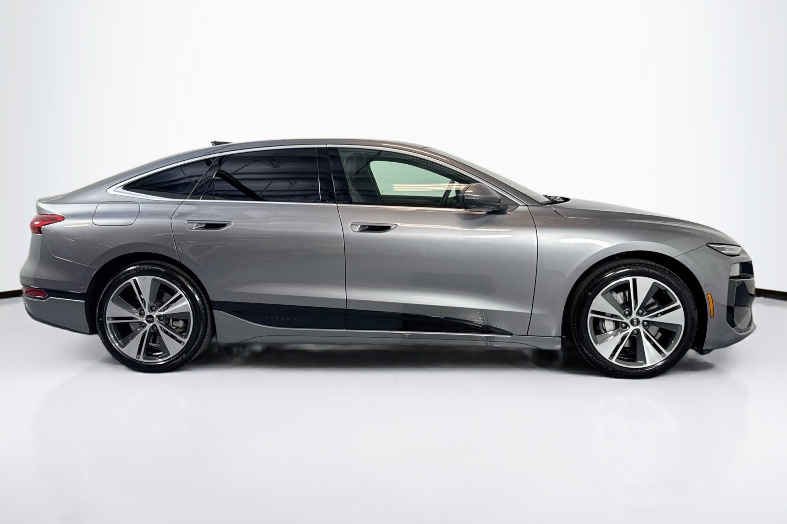 Used 2025 Audi A6 e-tron Premium w/ Convenience Package image 4